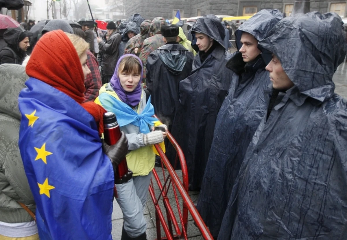 Trwające na Ukrainie protesty zwolenników integracji europejskiej doprowadziły do gwałtownego wzrostu popytu na unijne flagi. Wczoraj wieczorem uliczni sprzedawcy w centrum Kijowa za małą chorągiewkę z gwiazdkami UE żądali równowartości 5 euro. 