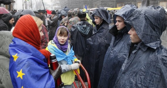Trwające na Ukrainie protesty zwolenników integracji europejskiej doprowadziły do gwałtownego wzrostu popytu na unijne flagi. Wczoraj wieczorem uliczni sprzedawcy w centrum Kijowa za małą chorągiewkę z gwiazdkami UE żądali równowartości 5 euro. 