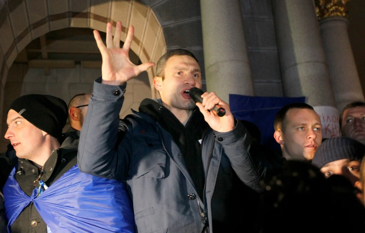 Legenda boksu Witalij Kliczko stał się jedną z twarzy ukraińskich protestów opozycji na placu Europejskim w Kijowie. Jego Udar, jest jednym z organizatorów manifestacji poparcia dla integracji Ukrainy z Unią Europejską. 