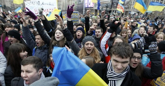 Ukraina nadal prowadzi negocjacje na temat podpisania umowy stowarzyszeniowej z Unią Europejską - oznajmił premier Mykoła Azarow, otwierając posiedzenie rządu w Kijowie. "Odpowiedzialnie oświadczam, że proces negocjacji w sprawie podpisania umowy o stowarzyszeniu jest kontynuowany, prace na rzecz zbliżenia państwa do standardów europejskich nie zostały wstrzymane ani na jeden dzień" - powiedział ukraiński premier. 