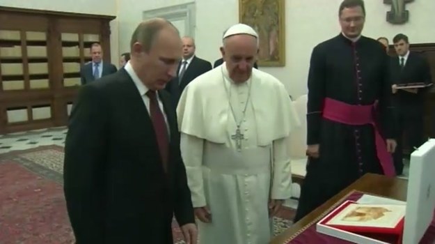 Papież Franciszek przyjął na audiencji prezydenta Rosji Władimira Putina. Rosyjski prezydent przyjechał do Watykanu spóźniony prawie 50 minut.
