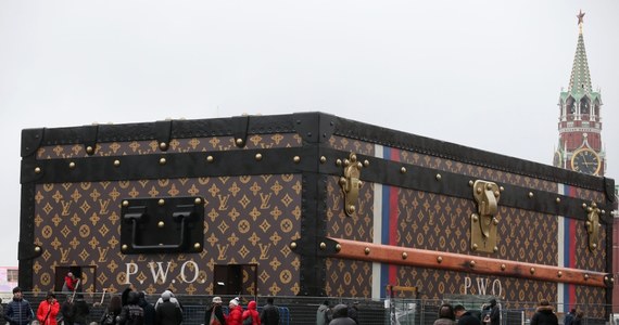 Pojawienie się na Placu Czerwonym w Moskwie ogromnego pawilonu w kształcie kufra luksusowego domu mody Louis Vuitton wywołało wielki społeczny rezonans. Oburzeni są rosyjscy komuniści, dziś demontażu budowli zażądał Kreml. I tak też się stało.  