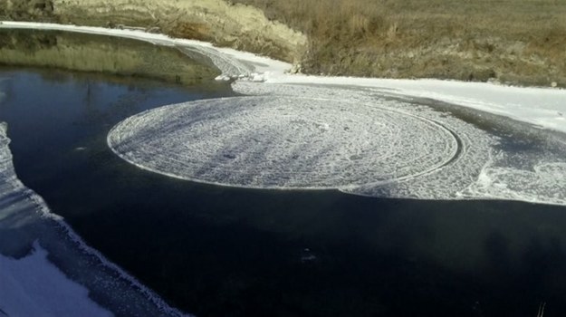 Emerytowany inżynier, polujący na terenach Północnej Dakoty zaobserwował ogromny krąg lodu, który pojawił się na rzece Sheyenne. Miał on około 15 metrów średnicy. George Loegering zamieścił w sieci wideo, na którym widać obracające się bryły pokryte śniegiem.


Hydrolog Allen Schlag i meteorolog Greg Gust mają swoją teorię na temat przyczyn powstania tego nietypowego wiru. Ich zdaniem, zimne, gęste powietrze spowodowało, że woda w rzece zamieniła się w lód, ale ponieważ była stosunkowo ciepła, nie pokryła się lodem cała. Pływające kawałki wpadły w wir i zaczęły się kręcić w kółko.