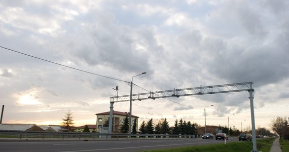 Znikają pieniądze w systemie viaTOLL. Po zasileniu konta, z którego opłacane są przejazdy ciężarówek i autobusów pod bramownicami, pieniądze są pobierane, zanim samochody zdążą przejechać pod urządzeniami naliczającymi e-myto. 