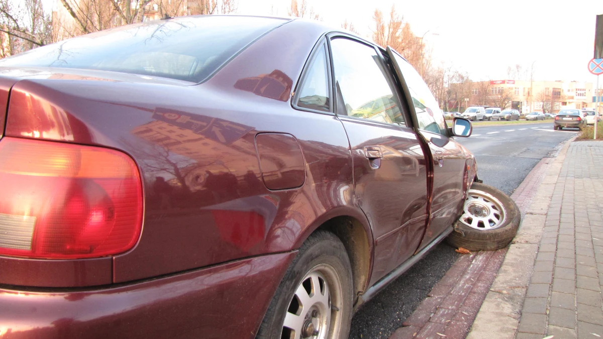 Warszawscy policjanci użyli broni podczas zatrzymania podejrzanych. Nikomu nic się nie stało. Dwóch podejrzanych trafiło do aresztu, trzeci, narzekający na złe samopoczucie, jest w szpitalu pod eskortą policji. 