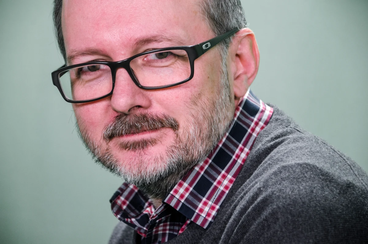 Uderz w stół, a nożyce się odezwą. Wystarczyło, by przedstawiciele Kościoła katolickiego zdecydowanie wypowiedzieli się na temat ideologii gender, by natychmiast podniosły się głosy, że oto zieją nienawiścią i przykrywają pedofilię. Ja rozumiem, że rzecznicy gender chcieliby tylko pozytywnej dyskusji na swój temat, ale tak się niestety nie da. Może źle rozumiem ogólne przesłanie gender - jeśli tak, proszę mnie poprawić - ale mam wrażenie, że chodzi głównie o to, że nie ma żadnych z góry narzuconych różnic między płciami i każdy człowiek ma prawo swobodnie wybierać, kim chce być. I jedno, i drugie to bzdura. Pierwsze z przyczyn biologicznych, drugie społecznych.