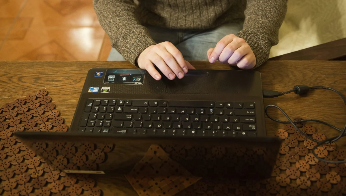 Gimnazjalistki i licealistki rozbierają się na żywo przed internetowymi kamerami - informuje "Gazeta Wyborcza" i jak podkreśla po raz pierwszy w Polsce skalę tego zjawiska zbadał NASK, czyli Naukowa Akademicka Sieć Komputerowa. Ktoś na ulicy rozpoznał 16-latkę, która w sieci licytowała pokaz erotyczny. Na tej samej stronie rozbierał się 9-latek. 