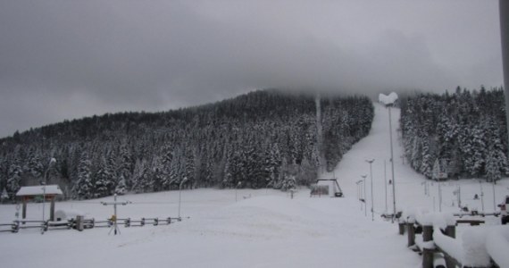 ​Już w najbliższą sobotę ruszą pierwsze wyciągi narciarskie w Zakopanem i Białce Tatrzańskiej. Miłośnicy białego szaleństwa nie mogą wprost się doczekać. Dzwonią, piszą e-maile, a niektórzy nie czekając na oficjalne otwarcie sezonu, podchodzą do góry pieszo, by potem zjechać ze stoku. 