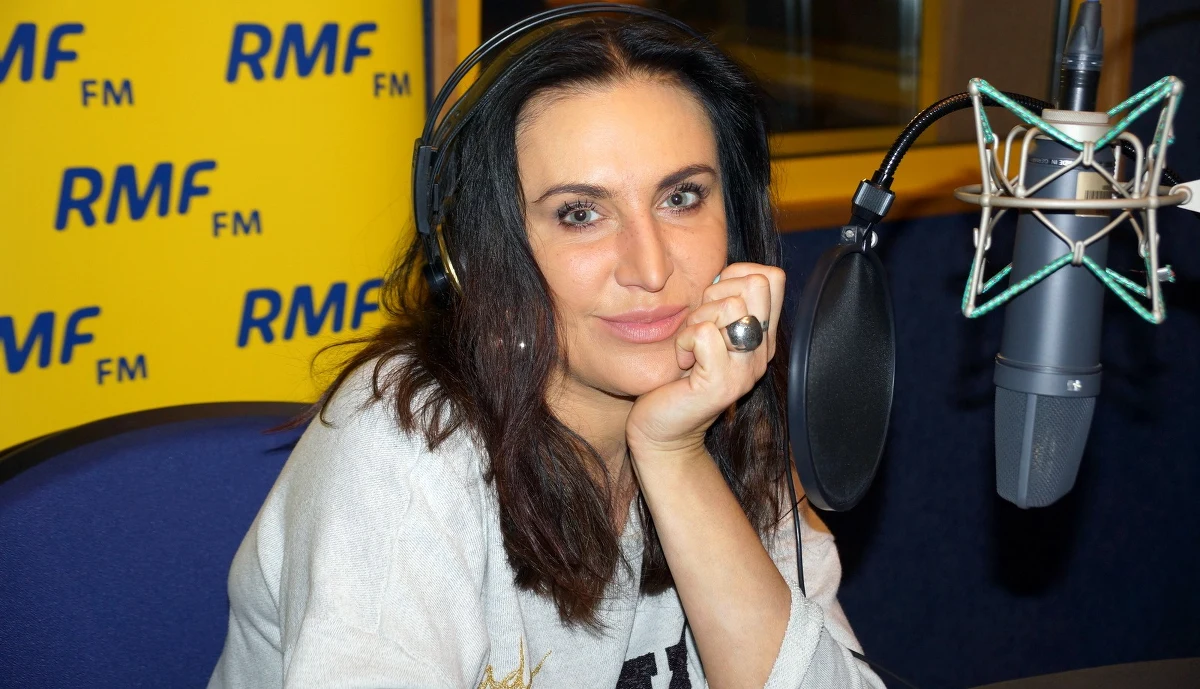 Kayah jest jedną z najbardziej rozchwytywanych polskich wokalistek. Mimo to znalazła chwilę, by wpaść do naszego studia. Zobaczcie, jak wyglądała jej praca nad rolą... pani Trąbalskiej.