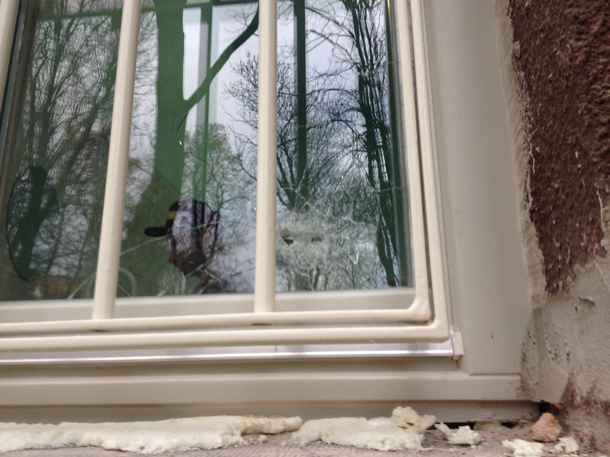 Policja sprawdza okoliczności nocnej strzelaniny w szpitalu psychiatrycznym w Krakowie. Według informacji reportera RMF FM, do Janusza K., pseudonim "Bokserek", strzelano z rewolweru. 38-latek, wielokrotnie notowany przez policję, był na obserwacji psychiatrycznej. Trzy miesiące temu próbował wnieść broń i amunicję na pokład samolotu. Na razie nie zatrzymano sprawcy strzelaniny.