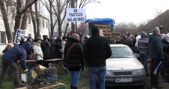 Kilkudziesięciu mieszkańców warszawskich Bielan protestowało przed wjazdem do przetwórni odpadów w pobliżu wysypiska śmieci Radiowo. Twierdzą, że na wysypisko trafią odpady, które nie powinny się tam znajdować. 