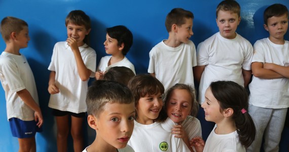 Pół miliona polskich uczniów ma problemy z kręgosłupem lub cierpi na nadwagę - wynika z najnowszego raportu Najwyższej Izby Kontroli. Optymistyczne nie są też statystyki dotyczące lekcji WF. W gimnazjach i liceach rezygnuje z nich nawet 30 procent młodych ludzi. 