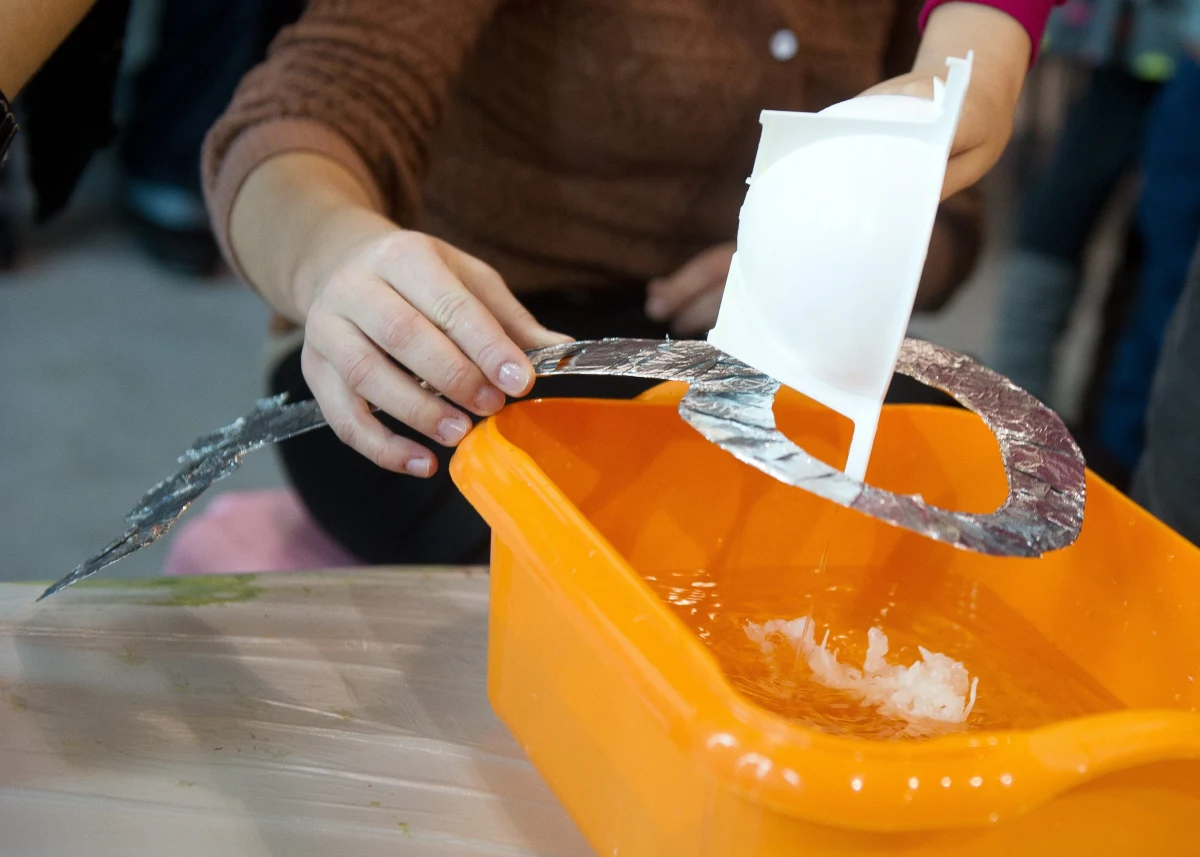 Wróżby andrzejkowe to nie tylko tradycyjne lanie wosku, czy ustawianie butów. Wróżyć możemy nawet z pępka, paznokci, czy... pośladków.