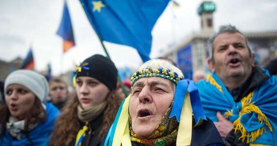 Gruzja i Mołdawia parafowały w Wilnie podczas szczytu Partnerstwa Wschodniego umowy stowarzyszeniowe z Unią Europejska. Wbrew wcześniejszym planom nie podpisano natomiast umowy o stowarzyszeniu UE-Ukraina. W ubiegłym tygodniu władze w Kijowie ogłosiły, że wstrzymują przygotowania do zawarcia tego porozumienia. Rozczarowany zwolennicy ukraińskiej opozycji dziewiąty dzień z rzędu manifestują na Placu Niepodległości w Kijowie. 