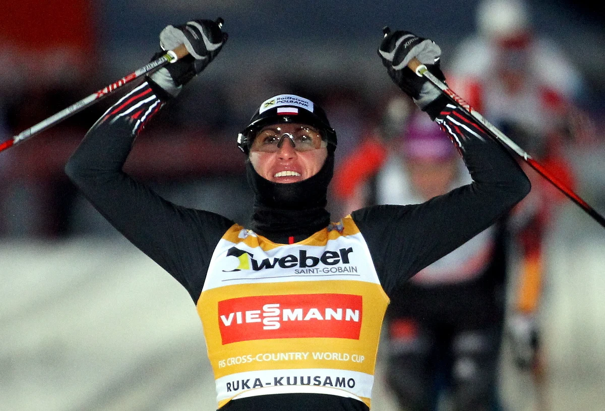 Justyna Kowalczyk wygrała w Kuusamo sprint narciarskiego Pucharu Świata. Wcześniej odpadły jej najgroźniejsze rywalki - Norweżki Marit Bjoergen i Therese Johaug. "Zanotowałam najlepszy inauguracyjny start w karierze. Wcześniej na początku brakowało trochę szczęścia, a teraz wszystko ułożyło się perfekcyjnie" - mówiła tuż po wygranej Polka.