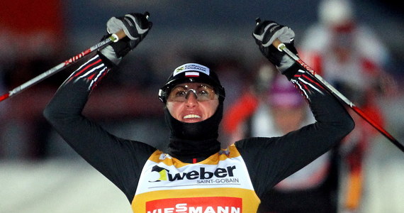 Justyna Kowalczyk wygrała w Kuusamo sprint narciarskiego Pucharu Świata. Wcześniej odpadły jej najgroźniejsze rywalki - Norweżki Marit Bjoergen i Therese Johaug. "Zanotowałam najlepszy inauguracyjny start w karierze. Wcześniej na początku brakowało trochę szczęścia, a teraz wszystko ułożyło się perfekcyjnie" - mówiła tuż po wygranej Polka.