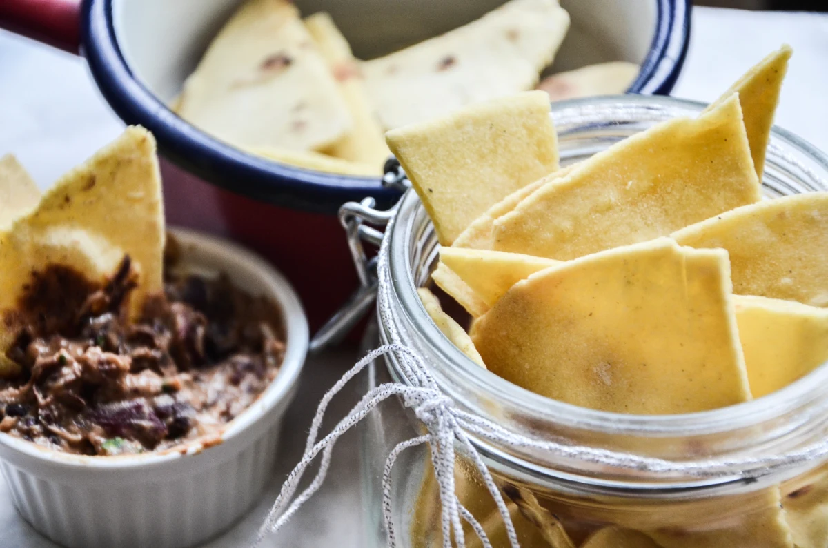 Przygotowujesz sylwestrowy wieczór w przyjacielskim gronie? A może zamiast prywatki planujesz maraton filmowy? W obu przypadkach przydadzą się przekąski. Sprawdź pomysły na imprezowe menu!