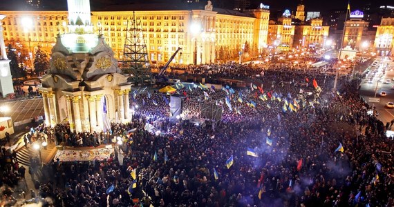 Coraz więcej ludzi przybywa na Plac Niepodległości w Kijowie. Na tzw. Euromajdanie trwają protesty przeciwko niepodpisaniu przez władze Ukrainy umowy stowarzyszeniowej z Unią Europejską. Opozycja wzywa do impeachmentu prezydenta Wiktora Janukowycza. 