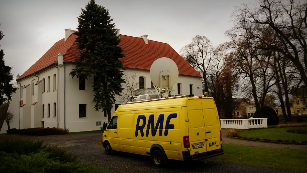 Mieszkańcy Szamotuł w Wielkopolsce zaprosili nas do siebie. Zgłoszenie dostaliśmy od Anety, która tak nas zachęcała: Mamy wyjątkowy Zamek Górków, a w nim 200 ikon; u nas odbyła się kilka lat temu premiera najstarszej polskiej opery „Heca albo polowanie na zająca”; niedawno odkryto Stare Szamotuły, czyli ruiny miasta z XIV wieku; stąd pochodził Maksymilian Ciężki, jeden z wykładowców opiekujących się grupą trzech matematyków, którzy złamali kod Enigmy. 