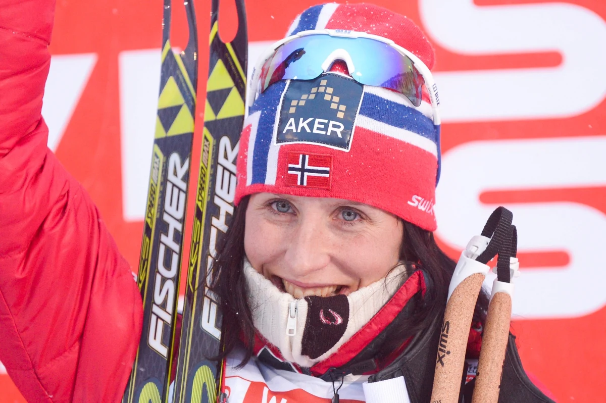 "Marit Bjoergen powróciła na szczyt" - tak skandynawskie media oceniły jej zwycięstwo w niedzielnym biegu narciarskim na dochodzenie na 10 km techniką dowolną i triumf w cyklu Ruka Triple na inaugurację Pucharu Świata. 