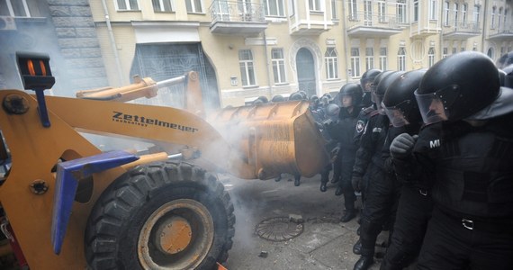 Tłum proeuropejskich demonstrantów powalił barierki na Placu Niepodległości w Kijowie, który dotychczas chroniony był przez oddziały specjalne milicji Berkut. Ludzie wdrapali się na stojący na Majdanie ciężki sprzęt i krzyczeli "Rewolucja". W Kijowie protestują tysiące ludzi. Według niektórych ukraińskich stacji telewizyjnych może to być nawet 500 tysięcy. Ukraińskie ministerstwo spraw wewnętrznych ostrzega tymczasem, że nie dopuści do masowego zakłócenia porządku.