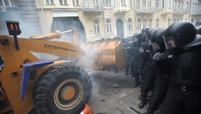 Tłum demonstrantów powalił barierki na Majdanie w Kijowie