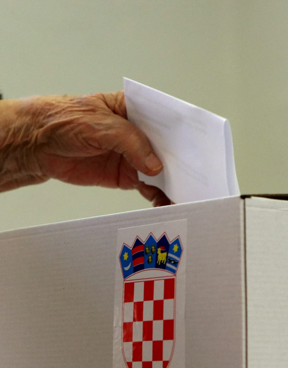 Z częściowych wyników referendum w Chorwacji w sprawie wprowadzenia do konstytucji definicji małżeństwa jako związku mężczyzny i kobiety wynika, że taką definicję poparło blisko 65 proc. głosujących - podała Centralna Komisja Wyborcza. Dotąd przeliczono 1/3 głosów. 