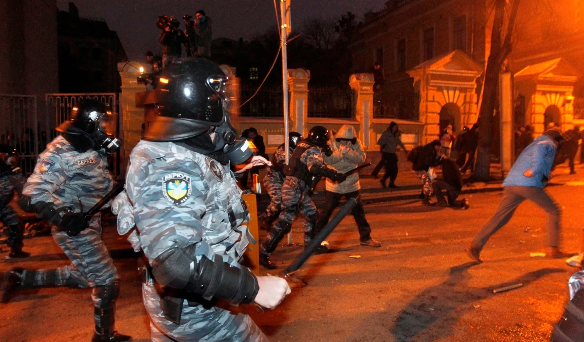 "Rozwój sytuacji w Kijowie i na Ukrainie zależy w dużej mierze od oligarchów. To od nich uzależniony jest Janukowycz i ich interesy mogą zdecydować, czy władza zdecyduje się na siłowe rozwiązania" - mówi w rozmowie w RMF FM Jurij Hałajko, ukraiński politolog z Polskiej Akademii Nauk. Masowe demonstracje na rzecz integracji europejskiej Ukrainy trwały przez całą w niedzielę w Kijowie, gdzie demonstranci wznosili hasła antyrządowe. Interweniowały oddziały specjalne milicji, które starły się z protestującymi. 