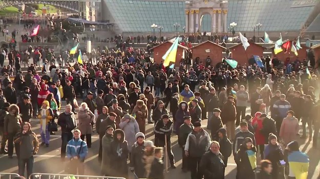 W Kijowie trwają antyrządowe demonstracje. Na ulicach miasta gromadzą się tysiące ludzi, część z nich okupuje rządowe budynki.


Wczoraj w stolicy Ukrainy przez cały dzień dochodziło do starć demonstrantów z milicją. W proeuropejskiej i antyrządowej demonstracji w centrum Kijowa wzięło udział kilkaset tysięcy osób. Protestujący, głównie mieszkańcy stolicy, krzyczeli: "Precz z bandą!", a także inne hasła, wzywające do obalenia prezydenta Wiktora Janukowycza. Demonstranci wyrażali też swój sprzeciw wobec działań milicji i oddziałów specjalnych Berkut, które przedwczoraj brutalnie rozpędziły ludzi manifestujących na placu Niepodległości. Milicja użyła granatów hukowych i dymnych.


Na placu ustawiono namioty, a także scenę, na której wygłasza się przemówienia. Manifestanci stworzyli swój sztab, są też miejsca, gdzie można wypić herbatę i się ogrzać. Plac Niepodległości został z dwóch stron ogrodzony metalowymi barykadami - manifestanci wykorzystali barierki, które wcześniej ustawiła milicja, jakoby w celu ochrony światecznej choinki. Teraz zostały one przestawione, a samo metalowe drzewko ozdobione flagami Ukrainy i Unii Europejskiej oraz antyrządowymi hasłami.