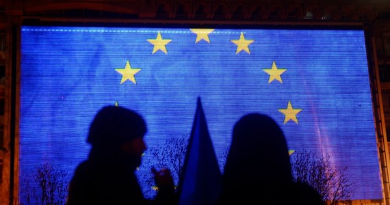 "Unia Europejska za pomocą umowy o stowarzyszeniu chciała przekreślić niepodległość Ukrainy, przekształcić ją w sterowane z Brukseli państwo, odcinając ją od Rosji" - ocenia rządowa "Rossijskaja Gazieta". 