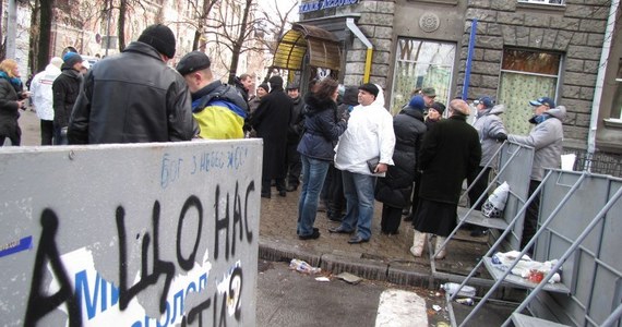 Nie będzie rozmów ukraińskiej opozycji z przedstawicielami rządu. Liderzy protestu na Majdanie przedstawili swoje postulaty i powrócili na Plac Niepodległości. Od rana stronnicy integracji Ukrainy z Unią Europejską blokują wejścia do budynków rządu, prezydenta i banku centralnego. Milicja nie interweniuje.