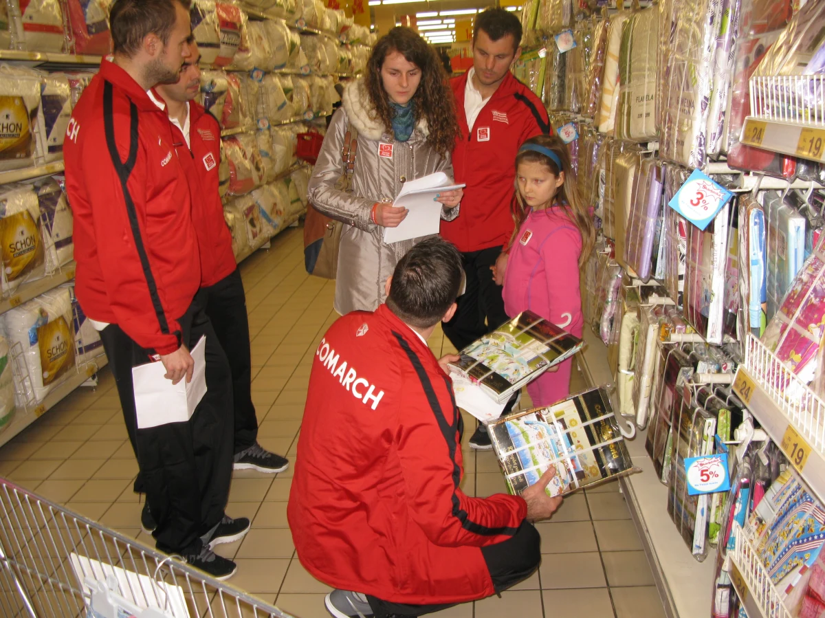 Piłkarze i hokeiści Cracovii dołączyli do akcji Szlachetna Paczka. Wyruszyli dzisiaj na zakupy, by przygotować paczki dla dwóch potrzebujących rodzin. W dziale z ubraniami mogli liczyć na fachową pomoc. "Wzięliśmy ze sobą córkę Rafała Radziszewskiego, która jest w wieku Julki. Pomaga nam, doradza w kwestii kolorów. Także na razie dobrze nam idzie" - mówił hokeista Daniel Laszkiewicz.