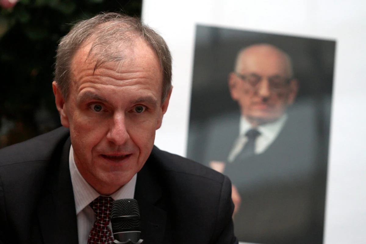 "Nie ma wystarczających powodów, żeby oczekiwać dymisji ministra Sikorskiego. Ma on ogromne zasługi, jeżeli chodzi o Partnerstwo Wschodnie" - uważa senator Platformy Obywatelskiej  Bogdan Klich. Gość RMF FM odpowiedział w ten sposób na pytanie Bogdana Zalewskiego o reakcję na głośny wpis szefa dyplomacji na Twitterze. "Oczekuję od polityków PiS deklaracji, ile polskich miliardów chcą wpompować w skorumpowaną gospodarkę Ukrainy, aby przekupić prezydenta Janukowycza" - napisał Radosław Sikorski.