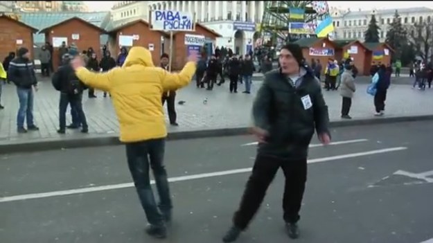 Tysiące ukraińskich demonstrantów zgromadzonych przed parlamentem w Kijowie domagało się obalenia rządu premiera Mykoły Azarowa. 


- Ten rząd nie zasługuje na zaufanie i nigdy nie zasługiwał. Trzeba zrobić wszystko, żeby przegonić i rząd, i Janukowycza - mówi członek ukraińskiej partii Swoboda Juri Jarinovsky.


- Rząd powinien podać się do dymisji, ponieważ nie wypełnia swoich zadań. Oni tylko obiecują i obiecują, ale nic z tego nie wynika - podkreśla Volodya Rymar, mieszkaniec Lwowa.


- Przyjechaliśmy tutaj, aby wspierać opozycję, która będzie dziś debatowała nad wnioskiem o wotum nieufności dla rządu. Dlaczego policja zablokowała drogę do parlamentu, dlaczego nas atakują? Dlaczego się ukrywają? Spójrz na nich! spójrz, co oni robią. Dlaczego tak się dzieje? - mówi inny protestujący, Jurij.


Antyrządowe protesty trwają od kilku dni. Demonstranci domagają się podpisania umowy stowarzyszeniowej z UE i większego zbliżenia z Europą.


Zamieszki na Ukrainie - zobacz raport.