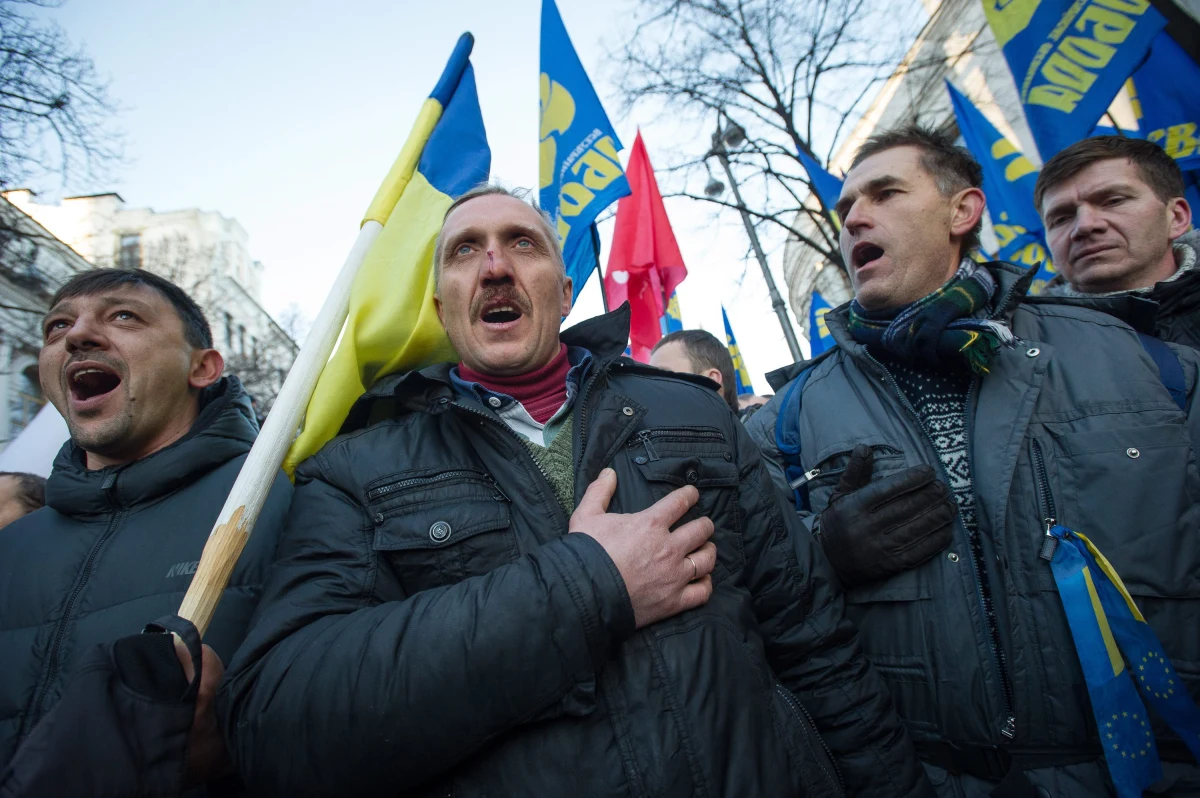 Ukraińskiej opozycji nie udało się przeforsować w parlamencie wniosku o obalenie rządu. Rezolucja w tej sprawie została odrzucona. To oznacza, że dymisji Mykoły Azarowa i ministrów jego gabinetu nie będzie. Obserwujący obrady parlamentu na telebimach tłum zwolenników integracji z UE skandowali: "Rewolucja!", "Rewolucja!". Do późnego popołudnia śledziliśmy wydarzenia na Ukrainie minuta po minucie. 