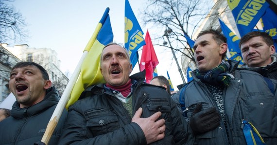 Ukraińskiej opozycji nie udało się przeforsować w parlamencie wniosku o obalenie rządu. Rezolucja w tej sprawie została odrzucona. To oznacza, że dymisji Mykoły Azarowa i ministrów jego gabinetu nie będzie. Obserwujący obrady parlamentu na telebimach tłum zwolenników integracji z UE skandowali: "Rewolucja!", "Rewolucja!". Do późnego popołudnia śledziliśmy wydarzenia na Ukrainie minuta po minucie. 