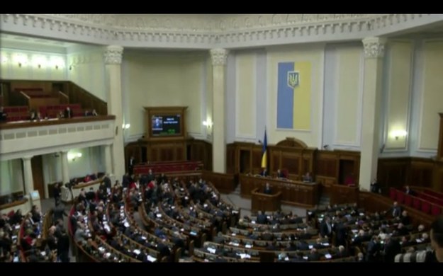 W ukraińskim parlamencie odbyło się głosowanie nad odwołaniem rządu. Domagała się tego opozycja i protestujący. Rząd nie został jednak odwołany, a demonstranci nie zamierzają się poddać.


- To jest problem godności człowieka i niesprawiedliwości, która dzieje się na Ukrainie od trzech lat. To problem poniżania ludzi i obywateli, to zaniedbania wobec praw i wolności Ukraińców. Ten kraj został okradziony. I to przez samego Wiktora Janukowycza - mówił podczas debaty parlamentarnej Arseni Jatsenjuk, ukraiński prawnik, ekonomista, przedsiębiorca i polityk, były minister spraw zagranicznych i były przewodniczący Rady Najwyższej.


- Żądam kary dla tych, którzy zlecili i przeprowadzili ataki na ludzi zgromadzonych na Majdanie i dziennikarzy. Domagam się dymisji rządu. A także rezygnacji i wzięcia odpowiedzialności za to wszystko całego kierownictwa Ministerstwa Spraw Wewnętrznych - grzmiał z kolei Witalij Kliczko, bokser i polityk partii Ukraiński Demokratyczny Alians na rzecz Reform (UDAR).


- Żądamy zwolnienia byłej premier Julii Tymoszenko, a także więźniów politycznych, studentów, aresztowanych w wyniku ulicznych protestów, dymisji ministrów i przeprowadzenia nowych wyborów. Chcemy, żeby przyszli nowi ludzie, którzy nie będą oszukiwać Europy, świata i nas wszystkich - mówił jeden z protestujących Alexei Jasnovidsky.


Zamieszki na Ukrainie - zobacz raport.