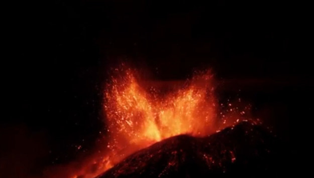 Najaktywniejszy europejski wulkan - Etna - znowu groźny. Do kolejnej erupcji doszło w poniedziałkową noc, 2 grudnia. Na nagraniu widać gorącą lawę i pył wulkaniczny. 


Jak donoszą media, wulkaniczny popiół spadł w pobliżu sycylijskich miasteczek: Bronte, Maniace i Maletto.


Według lokalnych władz, to już 19 erupcja Etny w tym roku.


Ostatnia erupcja nie spowodowała na szczęścia konieczności przeprowadzenia ewakuacji. Ale - jak poinformowały lokalne władze - trzeba było na blisko godzinę zamknąć lotnisko leżące niedaleko miasta Katania i zawrócić siedem samolotów do portu w Palermo.


Erupcje Etny zdarzają się sporadycznie. Ostatni poważny wybuch miał miejsce w 1992 roku.