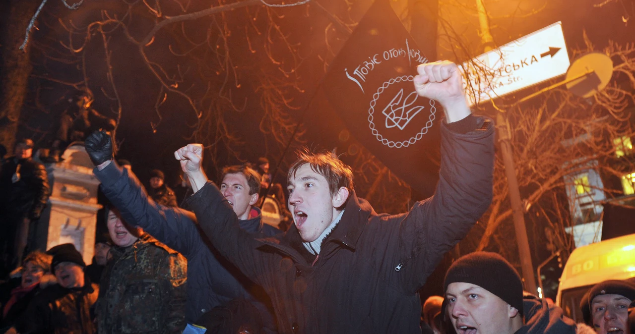 Protestujący gromadzą się przed siedzibą prezydenta