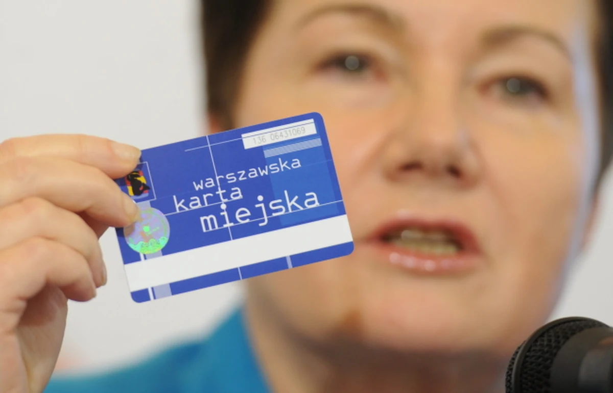 Od dziś można składać wnioski o Kartę warszawiaka, dzięki której po 1 stycznia 2014 r. płacący w Warszawie podatki zapłacą mniej za bilety długookresowe komunikacji miejskiej. Formularze wniosków są w trzech kolorach: zielonym (dla osoby indywidualnej), niebieskim (dla rodziny) oraz pomarańczowym (dla rodziny z trójką dzieci).