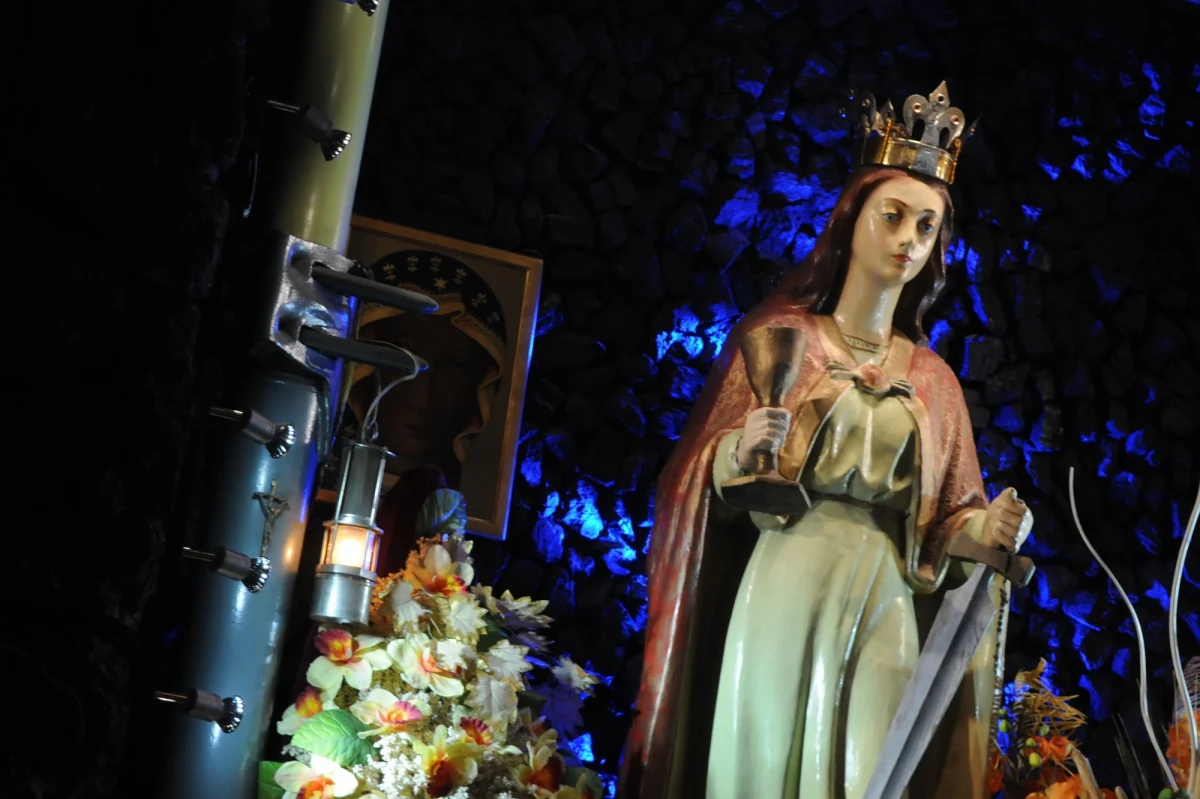 Święta Barbara - jej życie to połączenie realności z mitami i legendami. Żyła najpewniej w III wieku naszej ery. Gdy umarła, mogła mieć około 17, 18 lat. Zginęła za wiarę.