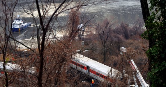 Maszynista pociągu podmiejskiego, który wykoleił się w Nowym Jorku, zasnął tuż przed  wypadkiem - poinformowały amerykańskie media.  W katastrofie zginęły cztery osoby, a blisko 70 zostało rannych.      