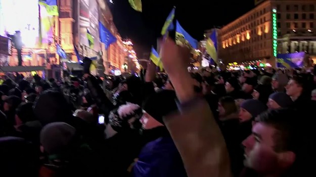 W nocy z wtorku na środę demonstrantów zgromadzonych na Majdanie Niepodległości w Kijowie wspierał Witalij Kliczko - lider opozycyjnej partii UDAR i bokserski mistrz wagi ciężkiej. Kliczko zjawił się na Majdanie w towarzystwie swojego brata Władimira i swojej żony Natalii.


"Jeśli nie podpiszemy umowy z Unią Europejską, następne wybory w naszym kraju znów odbędą się pod znakiem fałszerstw i korupcji, tak jak wcześniej" - mówił Kliczko. Jego żona postanowiła dodać protestującym otuchy śpiewem...


Zamieszki na Ukrainie - zobacz raport