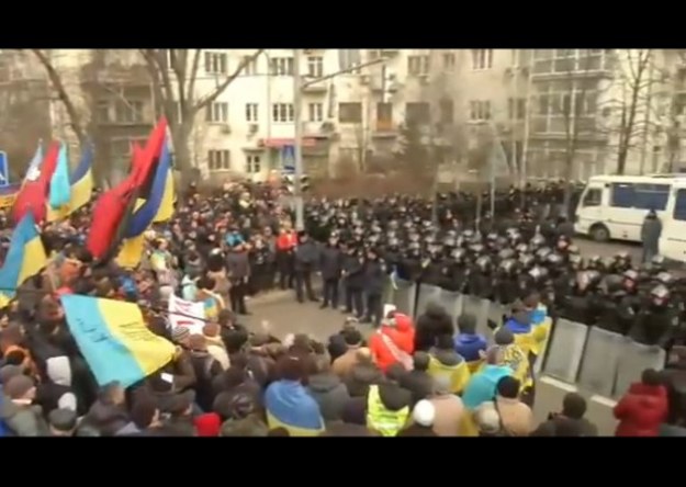 Setki protestujących zablokowało główne instytucje rządowe w Kijowie, w tym biura prezydenta i siedzibę rządu. Jest to część działań opozycji, która ma na celu wywarcie presji na prezydenta Wiktora Janukowycza i premiera Mykołę Azarowa.


- Zgromadzeni tu ludzie, wśród nich wielu młodych, domagają się swoich praw i ich przestrzegania. Myślą o przyszłości swojego kraju i przyszłości Europy - mówi jeden z protestujących Stanislav Arżentin.


- Modliłem się, myśląc o całym kraju. Chcę, żeby moja rodzina miała przyszłość w tym kraju i dlatego tu przyszedłem - mówi jeden z wiernych Roman Czernyszenko.


Zamieszki na Ukrainie - zobacz raport.