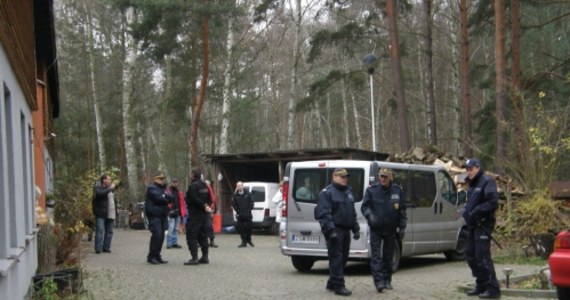 Trzeba było użyć siły, aby wejść na teren schroniska dla bezdomnych zwierząt w Świnoujściu. Po tym, jak władze miasta wypowiedziały umowę zarządcy terenu, ten zabarykadował się na terenie schroniska.