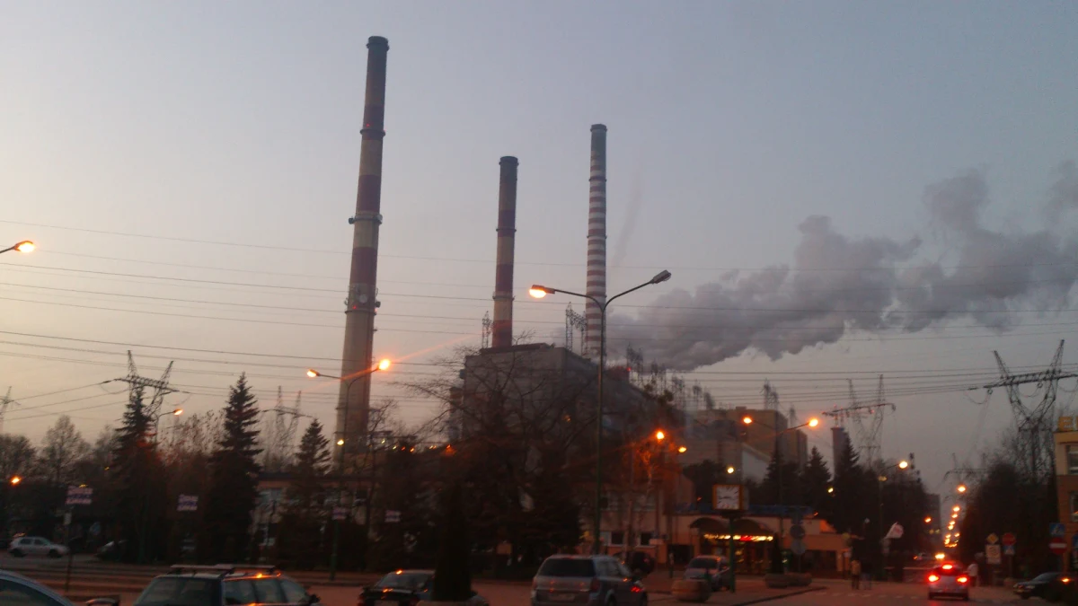 Cztery osoby zginęły w wypadku w elektrowni Kozienice na Mazowszu. Wewnątrz komina zerwała się platforma z robotnikami. Informację, którą dostaliśmy od Was na Gorącą Linię RMF FM, potwierdził nasz dziennikarz. W środku była jeszcze jedna osoba. Po ponad godzinnych poszukiwaniach okazało się, że nie żyje. 