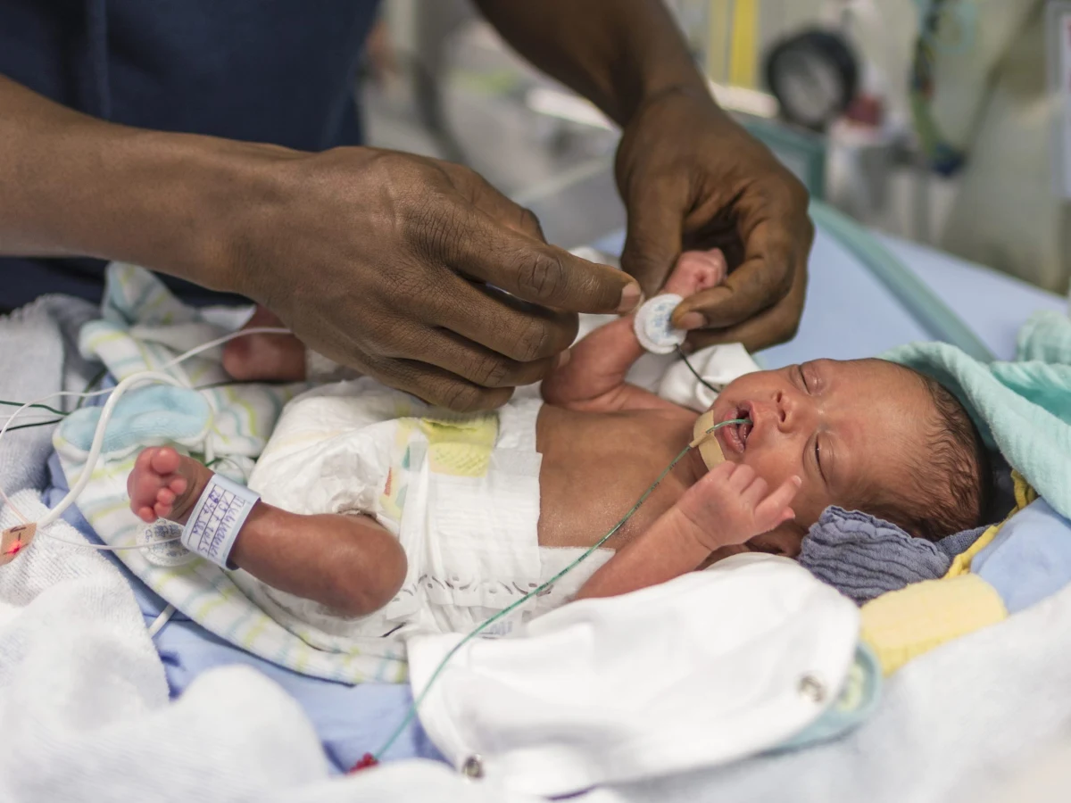 Policja w Nigerii odkryła na południowym wschodzie kraju nową nielegalną "fabrykę dzieci". Było w niej 16 ciężarnych nastolatek, które miały urodzić dzieci na sprzedaż. Dziewczęta miały od 16 do 19 lat. Za urodzenie dziecka na sprzedaż oferowano im 100 tys. nairów (466 euro). 