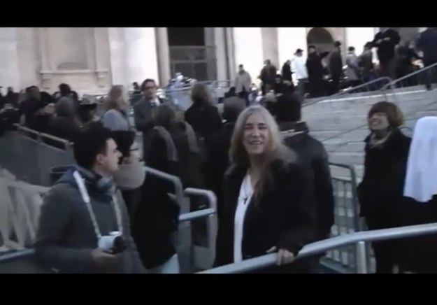 Legendarna piosenkarka rockowa Patti Smith uczestniczyła w środowej audiencji w Watykanie. Razem z innymi VIP-ami chciała uścisnąć dłoń papieża Franciszka.


Papież spotkał się jak zwykle z wiernymi na Placu Świętego Piotra. Tym razem w kolejce znalazła się także 66-letnia gwiazda.


"Jestem tu, że posłuchać papieża Franciszka. Bardzo go lubię” - powiedziała Smith.


Smith była ubrana zwyczajnie, a na szyi miała wisiorek Tau - symbol harmonii i życia chrześcijańskiego, noszony przez  Franciszkanów.


W sobotę piosenkarka ma podobno zaśpiewać podczas tegorocznego koncertu bożonarodzeniowego w auli rzymskiej. Koncert będzie nagrywany i emitowany na antenie państwowej telewizji RAI w noc Bożego Narodzenia.