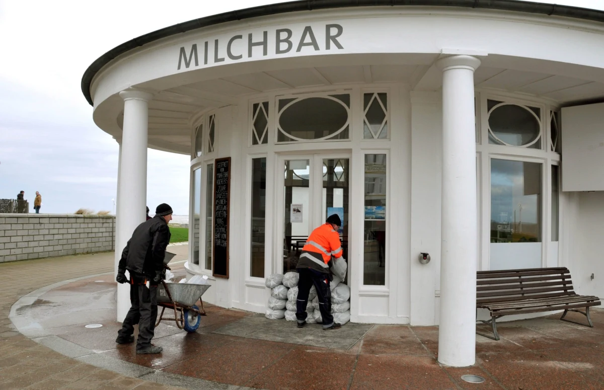 Synoptycy ostrzegają przed huraganowym wiatrem, który ma nawiedzić północne regiony Polski. Już tej nocy ma wiać z prędkością 135 km/h. Na wszelki wypadek odwołano rejsy promów do Szwecji. Niemcy nadali huraganowi imię – Ksawery. Już szykują się na jego nadejście. 