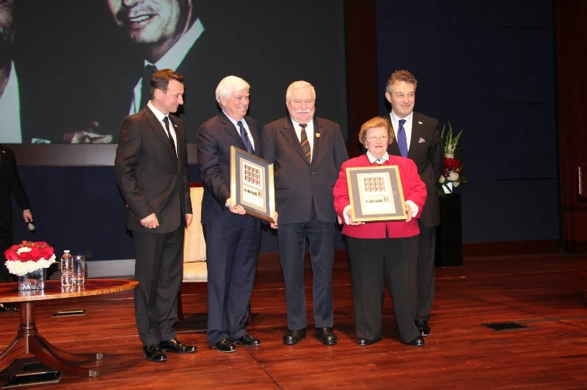 To był polski wieczór w amerykańskim Kapitolu. Owacjami na stojąco zakończyła się uroczysta projekcja filmu Andrzeja Wajdy "Wałęsa. Człowiek z nadziei" z udziałem legendarnego przywódcy Solidarności.